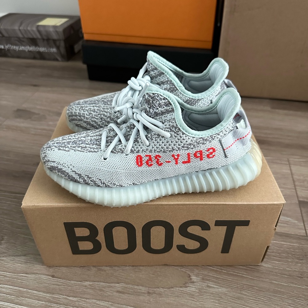 Yeezy boost 350 sneakers in very great condition